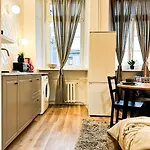 Walk 50M To Market Square & Rynek! Stylish 1Br, Kitchen