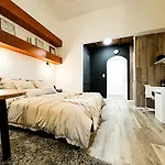 Walk 50M To Market Square & Rynek! Stylish 1Br, Kitchen